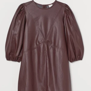 Klänning - Superfin klänning i vinrött läder ifrån HM. Använd 1 gång. Strl 40 men passar 36/38 också.