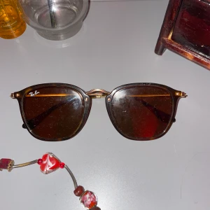 Solglasögon  - Säljer dessa äkta Ray-Ban solglasögon vid ett värde runt 1500kr. Frakt eller mötas upp i Kalmar:)