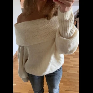 Off shoulder tröja  - Stickad beige offshouldertröja från hm helt ny. Den är aldrig använd och lappen är kvar! Storleken är XS men skulle säga att den även passar XS-M då den är lite oversize. Köp för 300kr💗 TRÖJAN ÄR EJ SÅLD‼️