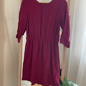 Klänning - Röd/vinröd kort klänning med halvlånga ärmar. Nästan aldrig använd 