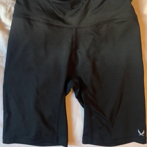 Cykelbyxor - Svarta cykelbyxor ifrån SOC. Säljer för att dom inte kommer till användning. Storlek Xs-S