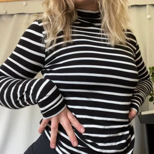 Randig tröja - Tightare fin tröja med hög krage. Supersnygg till hösten! OBS! Frakten är cirkapris.