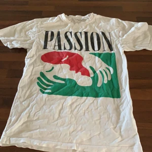  t shirt från vailent  - Snygg vailent t shirt. Använd ett fåtal gånger.