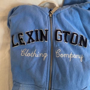 Lexington zip hoodie - Fin ljusblå zip hoodie från Lexington i storlek M men passar mig som är XS-S.