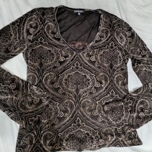 Långärmad topp  - Säljer en tröja med riktigt coolt mönster. Köparen står för frakt!<3