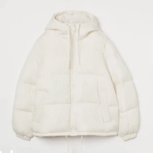 Vit jacka  - Säljer min vita jacka från hm som köptes förra vintern❣️Använd ett fåtal gånger och är i fint skick. Jackan är i storlek S💕kom privat vid intresse. 