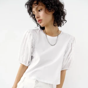 T-shirt med puffärmar - Vit t-shirt i stl S från zara i nyskick. Puffärmar i brodyr. Endast använd en gång. 