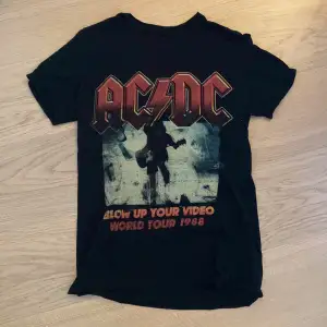 Rock bands t-shirt svart och använd ett fåtal gånger 🌸 köpt för 200kr! Inga defekter 💖