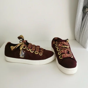 Harry Potter sneakers size 37-38 -  Dessa är HarryPotter,Gryffindor sneakers som är nästan helt nya. Jag provade de 1-2 gånger, jätte bekväma skor. Jag säljer de eftersom de blev lite för stora för mig. Köptes för 550kr, från en affär i England. Kontakta mig om du är intresserad! 