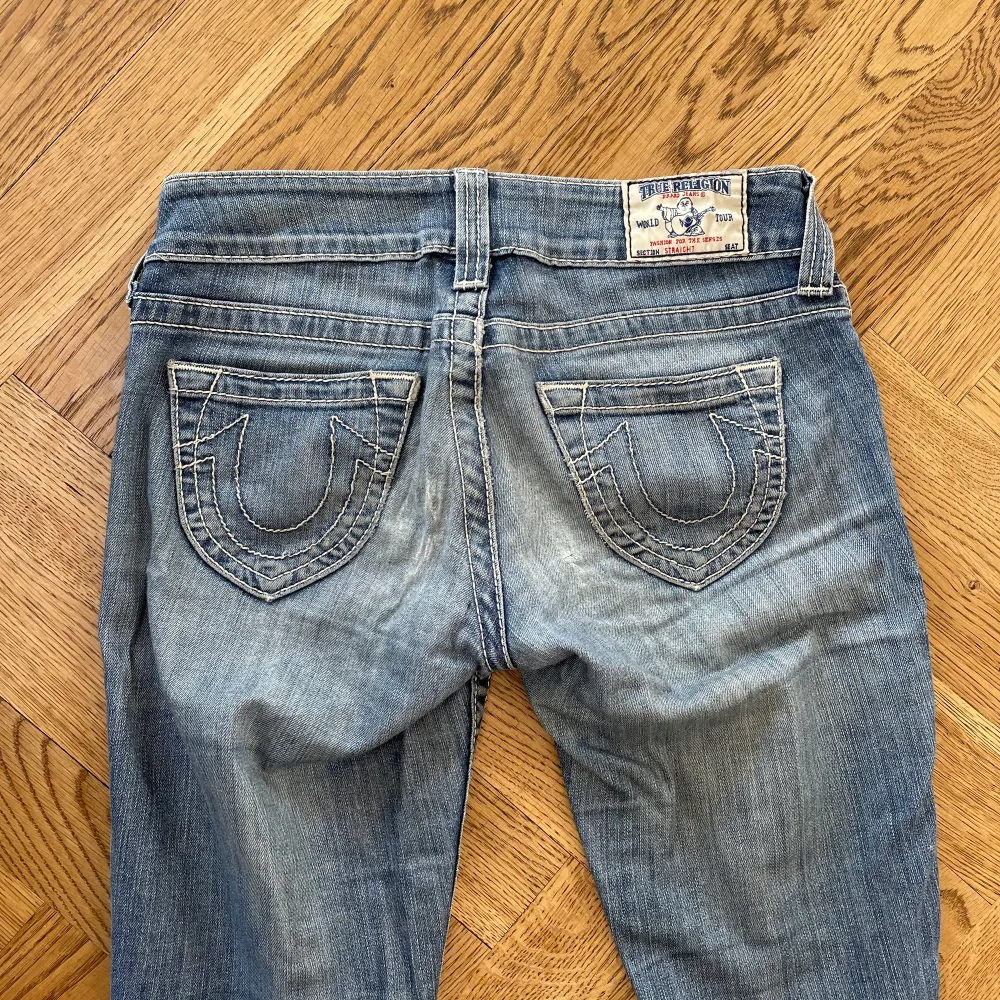 KÖP DIREKT FÖR 600kr💗Säljer mina fantastiska True Religion jeans. Passar för någon som är ungefär 165-170 cm lång, motsvarar storlek XS. Modellen är straight. Hål på knänen och väl använda.  Midjemått: 36 cm rakt över  Innerbenslängd: 80 cm. Jeans & Byxor.