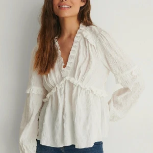 Nakd blus  - Säljer nu min vita oanvända blus från nakd som slutsåld på hemsidan! nypris 570 kronor. Säljer pga att den tyvärr inte  passade💓