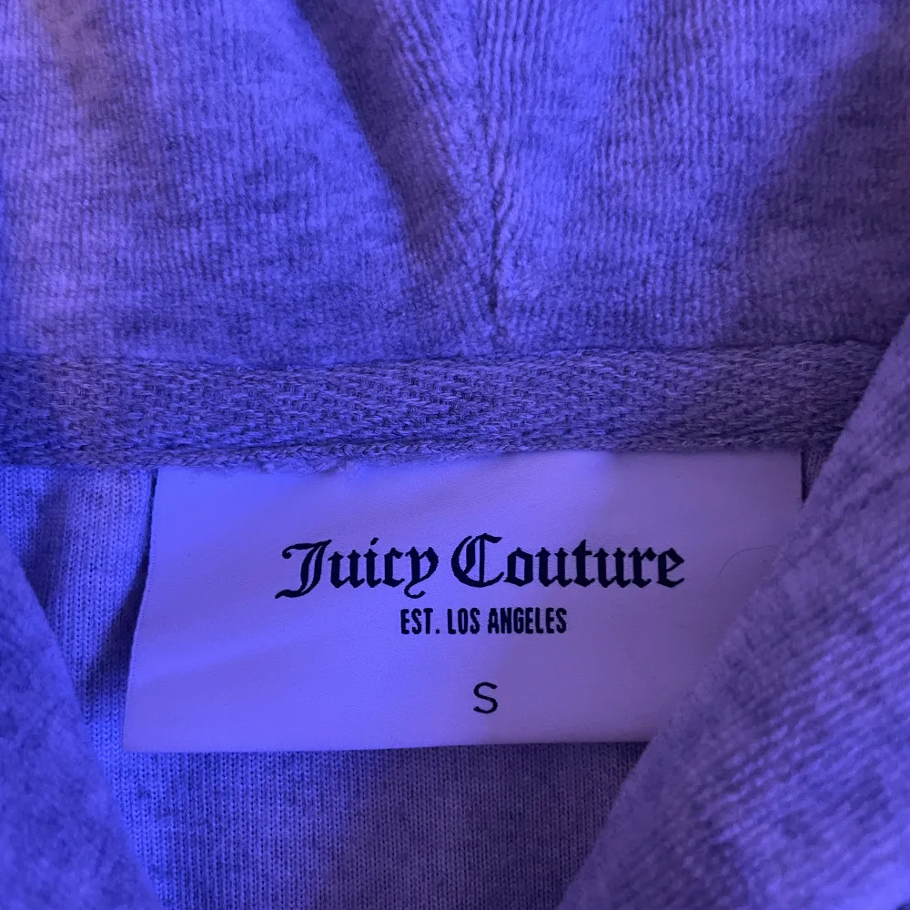 Säljer min juicy couture zip hoodie i storlek s! Använd Max 2 gånger. SÄLJER FÖR 600 ordinarie pris är 1200kr😊. Hoodies.