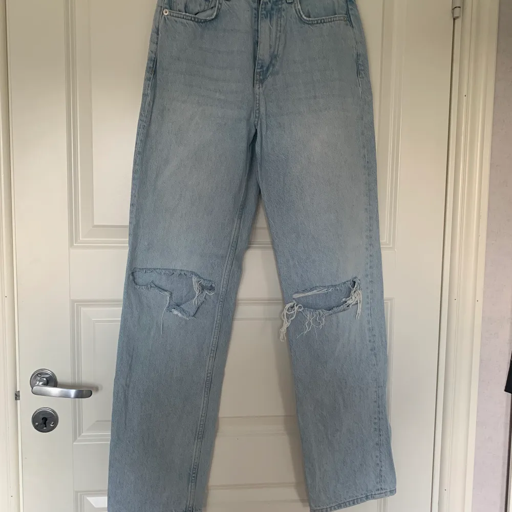Gina tricot jeans. Storlek 34 Använda några gånger. Bra skick. Säljer då dem blivit försmå.  Köparen står för frakten som är 59kr. . Jeans & Byxor.
