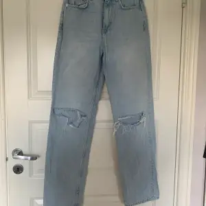Gina tricot jeans. Storlek 34 Använda några gånger. Bra skick. Säljer då dem blivit försmå.  Köparen står för frakten som är 59kr. 