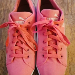 Puma sneakers 37/38 - Rosa snygga å bekväma.  Strl 37/38.  Använda men har mer att ge.  