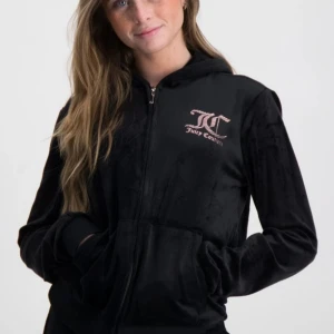 Juciy Hoddie - Svart Juciy couture Hoddie med rosa tryck märke på vänster bröst och rygg. Hoddien är i storlek 15/16 (storlek S)  Vid några frågor hör av dig, så svarar jag så fort jag kan🤍