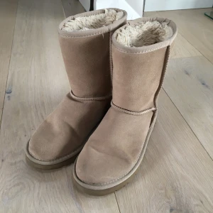 Uggs - Säljer nu mina uggs i storlek 37, passar även en 37.5. Skorna är i använt skick men några ljusa mindre fläckar (se bilder), annars är skorna i väldigt fint skick! 