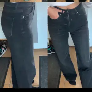 Snygga svarta jeans från madlady i storlek 36/32 och helt oandvända prislappen finns kvar 