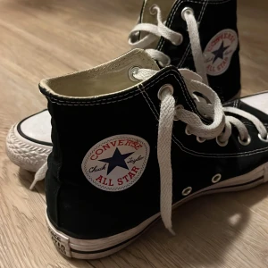 Converse - Jätte fina converse köpte dem nya men är lite använda  Tvättar dem innan jag säljer dem och vill som mest bara bli av med massa onödiga grejer  Storlek: 37,5🤍 200kr+frakt 50kr