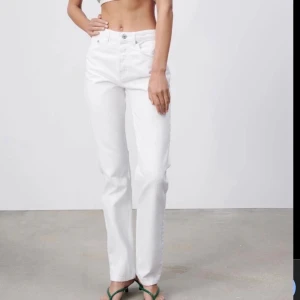 Mid Rise straight  - Säljer nu mina mid Rise straight jeans från zara eftersom de inte kommer till användning. Inga defekter använda fåtal gånger.