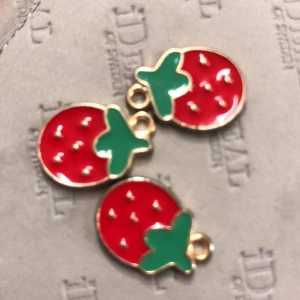  Jordgubbar -  jättefina jordgubbar tre stycken 2 kr styck 