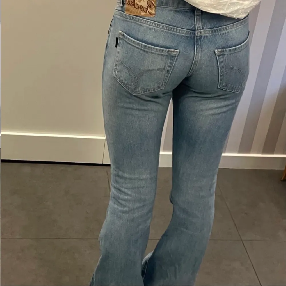 Crocker jeans i äldre modell, storlek W26 L32, motsvarar XS och passar någon som är ca 165. Två första bilderna lånade, sista är min egen, jeansen är i exakt samma modell. Om fler är intresserade blir det budgivning 🫶🏽💕 SÅLDA. Jeans & Byxor.
