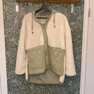 Jacka från Zara - En höst/vinter jacka från zara. Köpt för två år sen och knappt använd. Inga defekter eller liknande.    