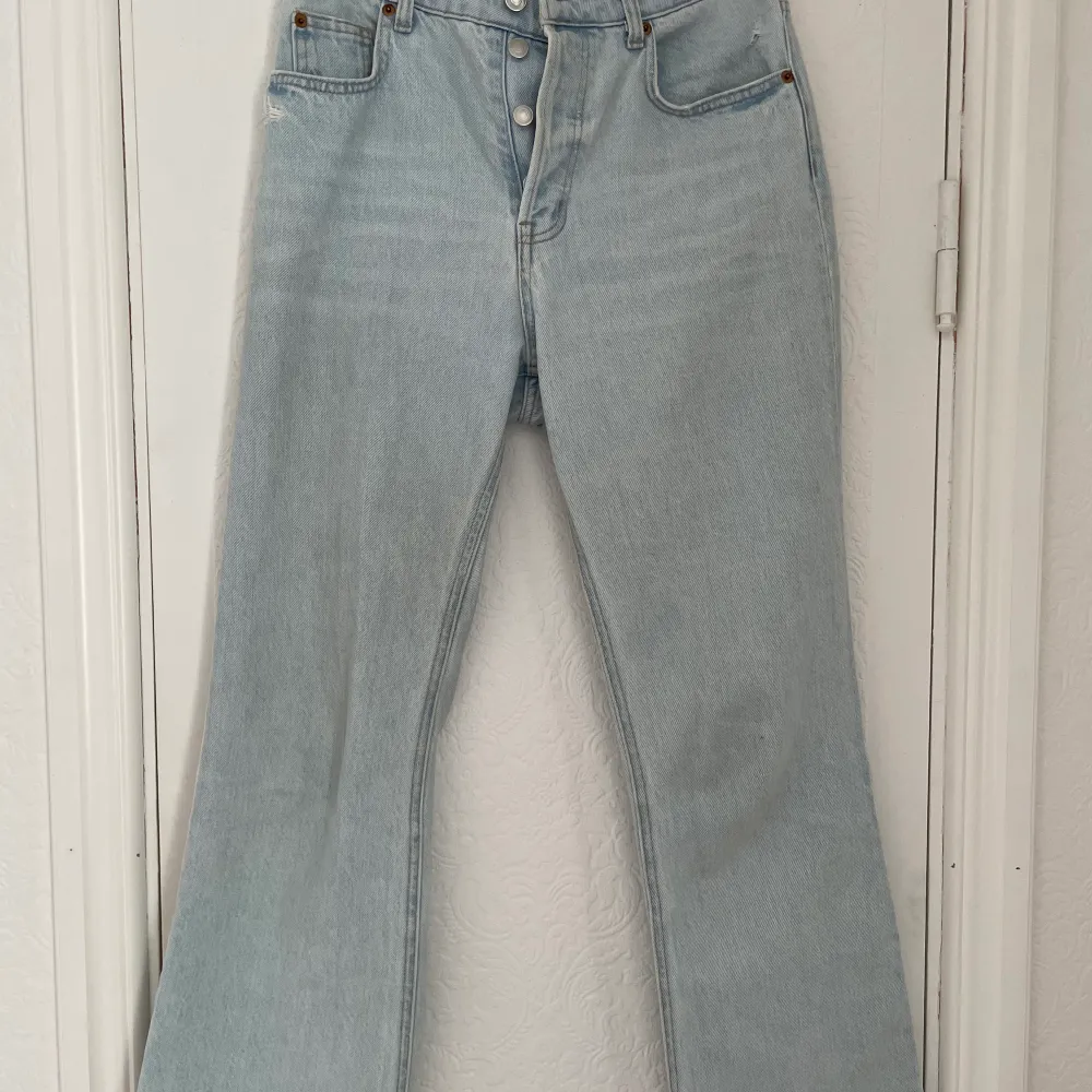 Jättesköna jeans från HM, använda en gång, säljes pga att de är förstora för mig. . Jeans & Byxor.