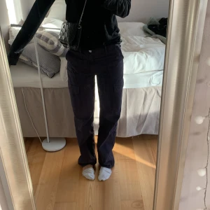Zara cargopants - Säljer dessa snygga cargopants från Zara för 200kr. De är enbart använda en gång och är i ett superskick. Byxorna är i storlek 36 och är lagom långa på mig som är 170 cm. Säljer de för 250kr och köpte de för ca 400kr. Hör av er vid intresse!!💖💖