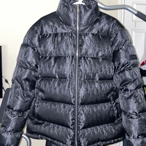 Dior jacka - Dior jacka i bra skick, kollar om de finns intresse. Självklart äkta så fråga inte ens Riktigt bra cond 9/10 om inte mer, kostar 20lax ny.