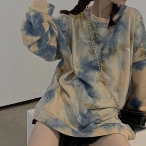 Tie dye crewneck  - Blå och beige tie dye crewneck🫐 Mysigt och tjockt material! Oversized! Nypris: 450kr 🥯 Haft 5 ggr men annars i jättefin skick! Passar alla från s-L ! Unisex. Skriv för fler bilder eller vid frågor!