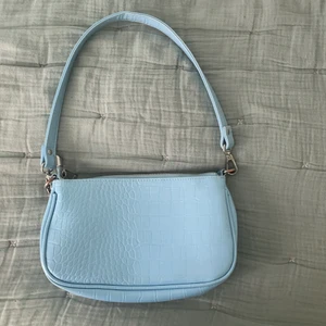 Axelremsväska  - Jättefin axelremsväska från Gina tricot som inte kommer till användning längre! Jättefint skick ❤️