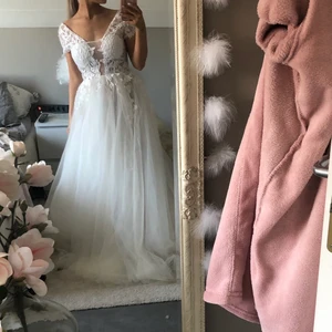 Balklänning - Jättefin balklänning. Den är aldrig använd då den var lite förstor. Storlek 34, men skulle mer säga 36-38. 