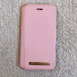 iphone skal - magnetiskt fodral, ideal of sweden<3 säljer för jag har bytt mobil💕 organalpris: 300 passar till iphone 8 och telefoner med samma storlek. betalning via swish