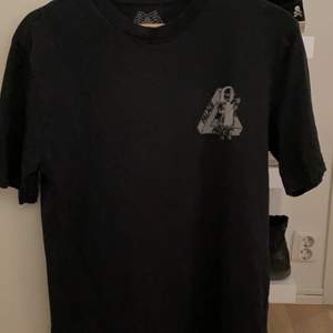 Palace t-shirt   Size S Cond 9/10 Pris 350
