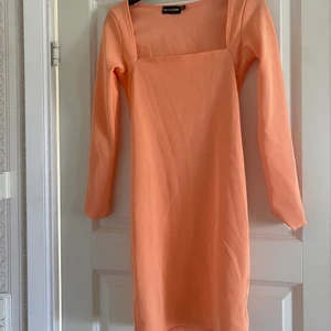 Klänning - En coral färgad klänning