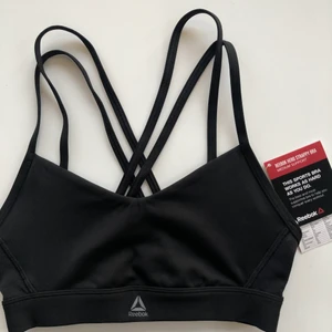 Reebok sport-bh med korsad rygg - Helt ny sport-bh från Reebok med sååå fin korsad rygg
