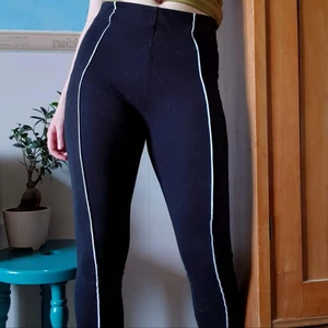 Futuristiska tights - Supercoola svarta leggings med en vit linje längs med framsida ben, vilket ger dem lite av en futuristisk look.