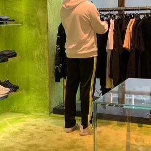 Palm angels track pants - Nypris: 3450kr.  Strl: M.   Skick: 8/10.    Detaljer: tagg ingår och e-kvitto då de är köpta från ssense.com.