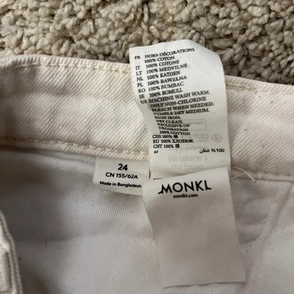 Säljer dessa highwaist yoko jeans i färgen naturvit, köpta från Monki. Använda ett flertal ggr, men över lag i bra skick. Storlek 24. Köpta för 400. Kontakta privat för yttligare information samt bilder❤️‍🔥❤️‍🔥. Jeans & Byxor.