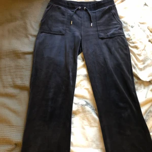 Juicy couture byxor  - Jätte fina juicy byxor i färgen night sky (mörkblå). Skulle Järna vilja byta dom till ett par M. Har S just nu. Vill Järna ha i samma färg.