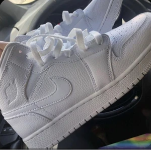 Jordans - Säljer mina vita jordans då de inte kommer till användning. De är använda några få gånger men ser fortfarande helt nya ut. De är i storlek 36 men skulle säga att de passar både 37 och 35. De köptes från nikes hemsida förra våren och har sen dess inte använts. Hör av er vid frågor och fler bilder💕