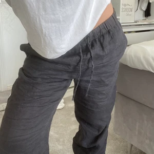 Mörkgrå linnebyxor - Mörkgrå linnebyxor som är köpta förra sommaren. Storlek S. Byxorna är ej strukna på bilderna därför de är lite skrynkliga.