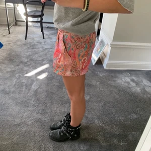 Shorts - Såå så fina shorts. Supercoolt mönster och nice somriga färger💘