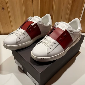 Valentino Garavani - Valentino Garavani skor i storlek 43. Skorna är i fint skick, använt några få gånger då dem inte passar mig så bra. Allt medgår så som skosnören, box och dustbag. Vid fler funderingar eller bilder är det bara att fråga.