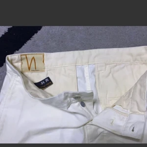 Helt ny Nudie jeans chions - Helt ny Nudie jeans chinos   Modell: Loose Alvar Tvätt: Milk  Storelek w32-L34 Midja 42 cm x2 Längd :112 cm   Slim fit 100% Bomull