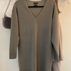 Oversize kashmir klänning Massimo Dutti - Grön/grå/brun stickad klänning från Massimo Dutti i storlek S. Oversize i passform, supersnygg till typ stövlar och en kappa. Mycket, mycket gott skick! 😍💛