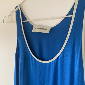 Linne Malene Birger - Silkeslinne från malene Birger. Knappt använt utan defekter, strlk 34 enligt lappen men passar mig som har 36 och skulle kanske även passa 38. Lite skrynkligt på bilden.