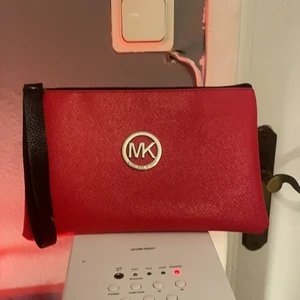 Michel kors väska - Superfin Michael kors ”mini väska” eller ”näsesär” man kan kalla de för vad man vill. Kommer ej ihåg vad jag köpte den för men säljer den billigt. 250kr inklusive frakt☺️ förmodligen svarar jag direkt annars skriv en gång till som en ”påminnelse”. (Ibland kommer inte notiser upp)❤️