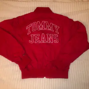 Röd vindjacka från Tommy Jeans, oanvänd❤️ 